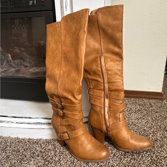 Maurice’s Scarlett heeled boots in tan or faux suede - Picture 5 of 8